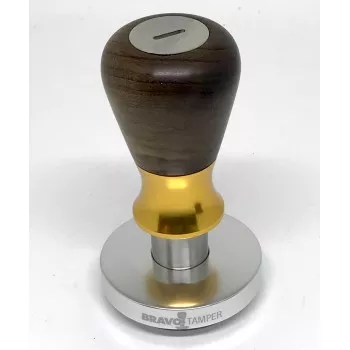 Bravo Tamper - 57.5mm - Fa markolat arany gyűrűvel