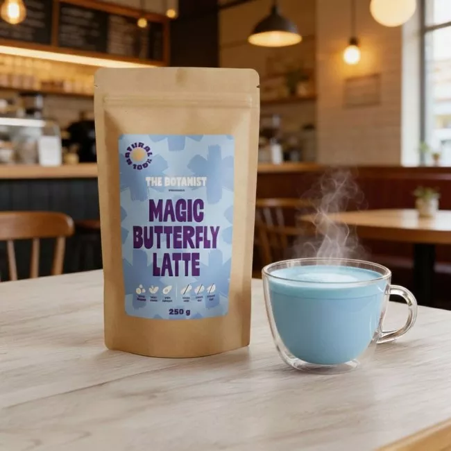 Magic Butterfly Latte por The Botanist márkától, elektromos kék színű ital pohárban