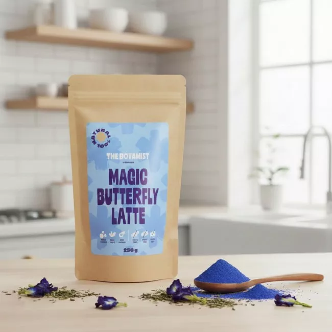 Magic Butterfly Latte por The Botanist márkától, elektromos kék színű ital pohárban