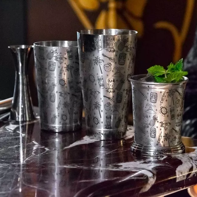 Tiki Julep Pohár 410 ml Urban Bar rozsdamentes acélból, tiki mintázattal