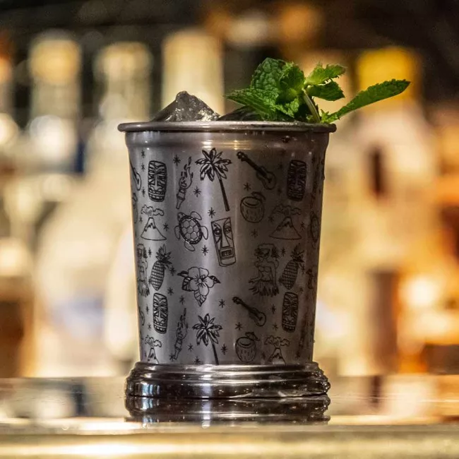 Tiki Julep Pohár 410 ml Urban Bar rozsdamentes acélból, tiki mintázattal