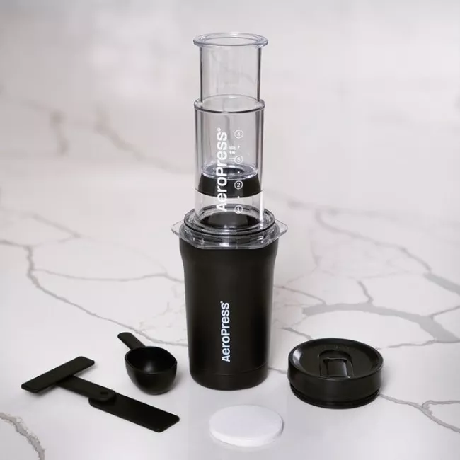 AeroPress GO Plus fekete kávéfőző szett vákuumszigetelt tumbler pohárral