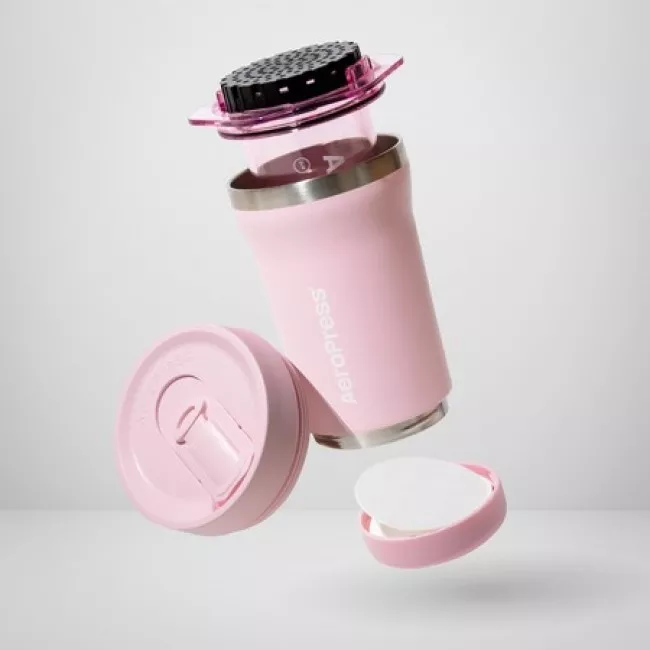 AeroPress GO Plus rózsaszín hordozható kávéfőző szett vákuumszigetelt tumblerrel