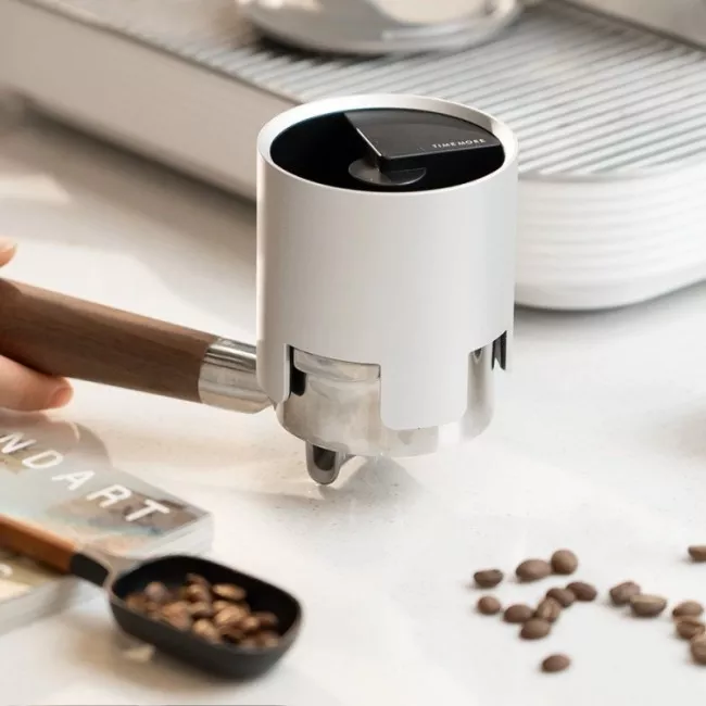 Timemore Autospin WDT automatikus kávéelosztó ezüst színben, szűrőkaron elhelyezve
