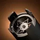Timemore Autospin WDT automatikus kávéelosztó ezüst színben, szűrőkaron elhelyezve