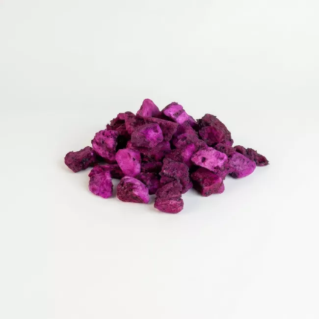 Liofilizált vörös pitaya húsdarabok The Botanist by Barshaker, intenzív magenta színű dragon fruit darabok vörös hússal és ropogós fekete magvakkal, liofilizálva minusz 40 fokon, hozzáadott cukor és színezőanyag nélkül