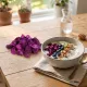 Liofilizált vörös pitaya húsdarabok The Botanist by Barshaker, intenzív magenta színű dragon fruit darabok vörös hússal és ropogós fekete magvakkal, liofilizálva minusz 40 fokon, hozzáadott cukor és színezőanyag nélkül
