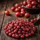 Egész liofilizált piros köszméte Single Origin The Botanist by Barshaker, teljes bíborpiros köszméteszem látható virágmaradvánnyal, egyetlen bihari termelőtől Beiușeléből, minusz 40 fokon liofilizálva, hozzáadott cukor nélkül