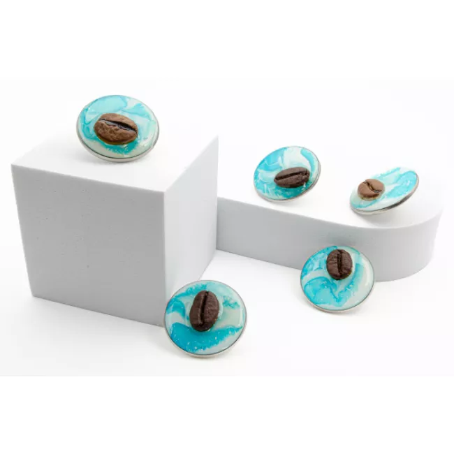 BeanBling Pin Bean&SeaSide kék színű kávébab dísztű rozsdamentes acél foglalatban